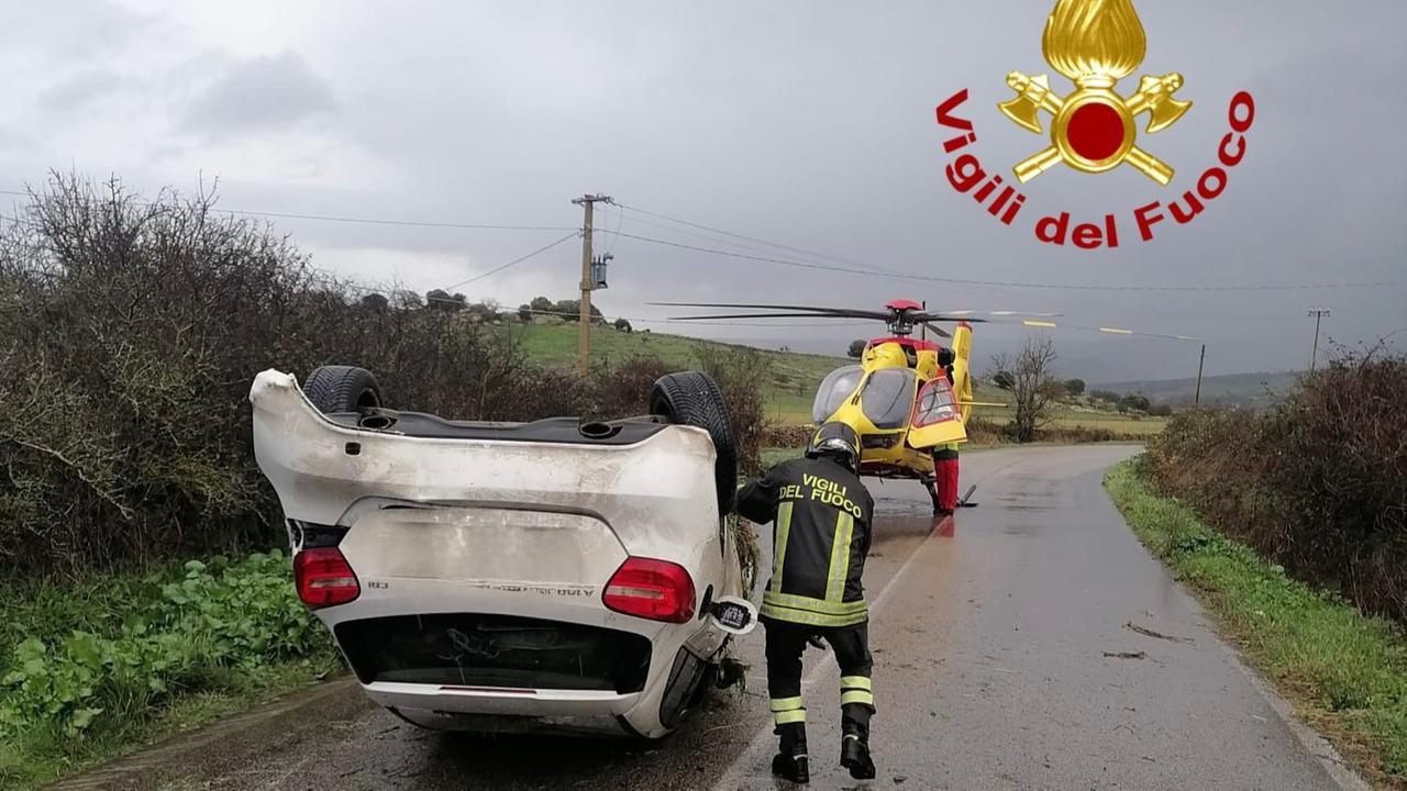 Perde il controllo dell’auto, finisce fuori strada e si ribalta: un ferito sulla provinciale 43