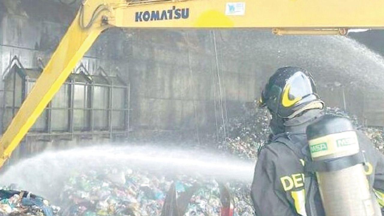 Vigili del fuoco al lavoro tra i rifiuti (Foto: Vigili del fuoco)