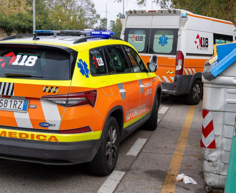 Ferrara, malore fulmineo in strada: 41enne si accascia e muore