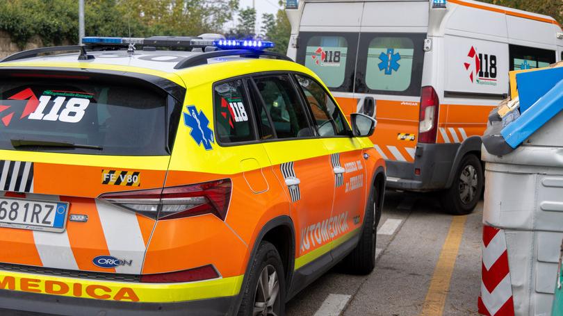 Ferrara, malore fulmineo in strada: 41enne si accascia e muore