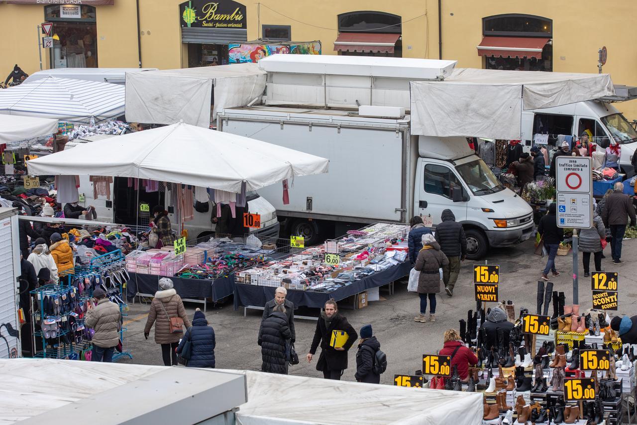 Mercato a Ferrara, il Comune non cede sull’Acquedotto