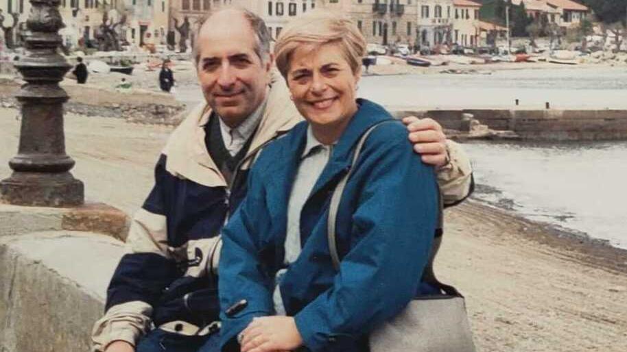 Bellucci sorridente insieme al marito Sergio Pallini negli anni Novanta