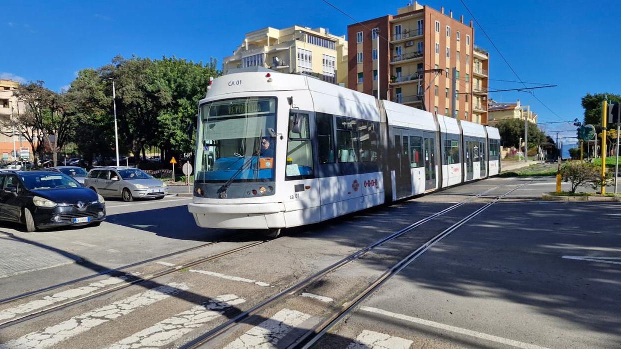 Passa col rosso e l’auto finisce contro il tram: donna bloccata a bordo e traffico in tilt
