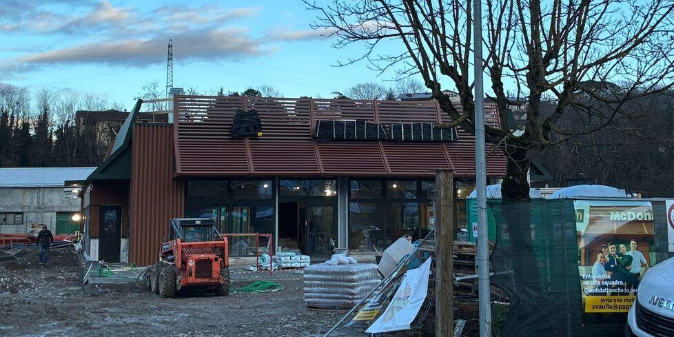 
	Il cantiere del&nbsp;Mc Donald&rsquo;s di via Lunigiana, non lontano dall&rsquo;imbocco del casello autostradale

