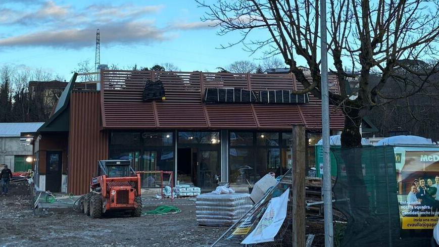 Il cantiere del Mc Donald’s di via Lunigiana, non lontano dall’imbocco del casello autostradale