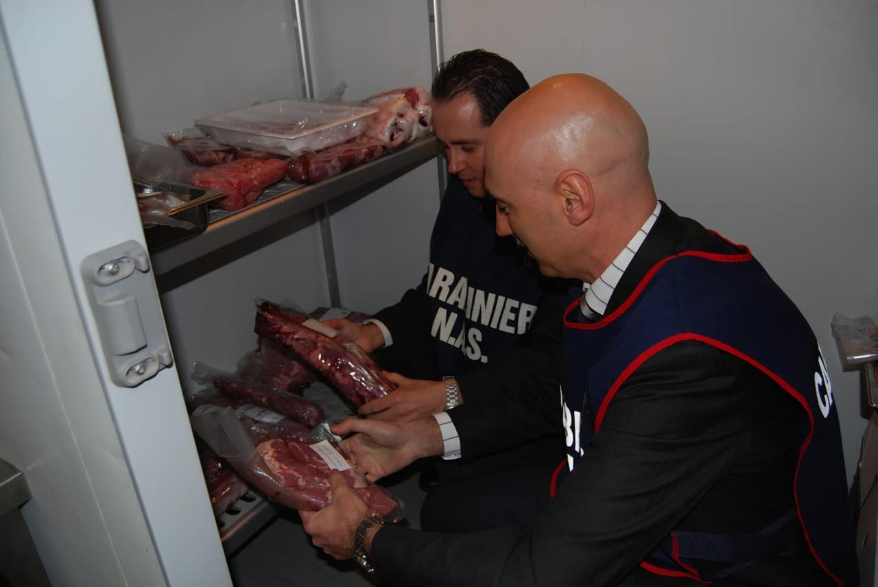 Ragni e insetti nella cucina: i Nas chiudono una pizzeria al taglio