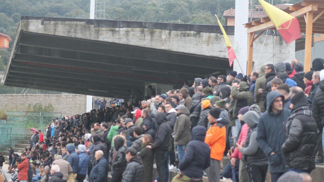 A Calangianus la carica dei 400 fedelissimi, tutto il paese allo stadio