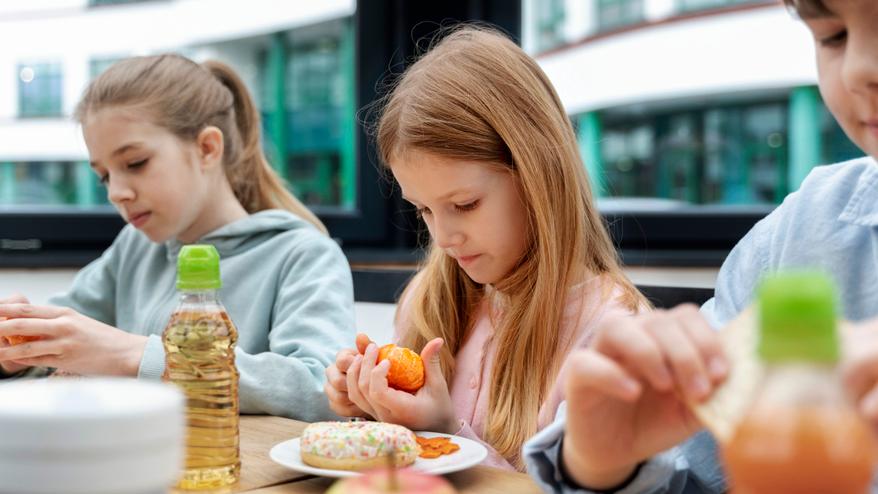 Bambini alla mensa scolastica (foto archivio Freepik)