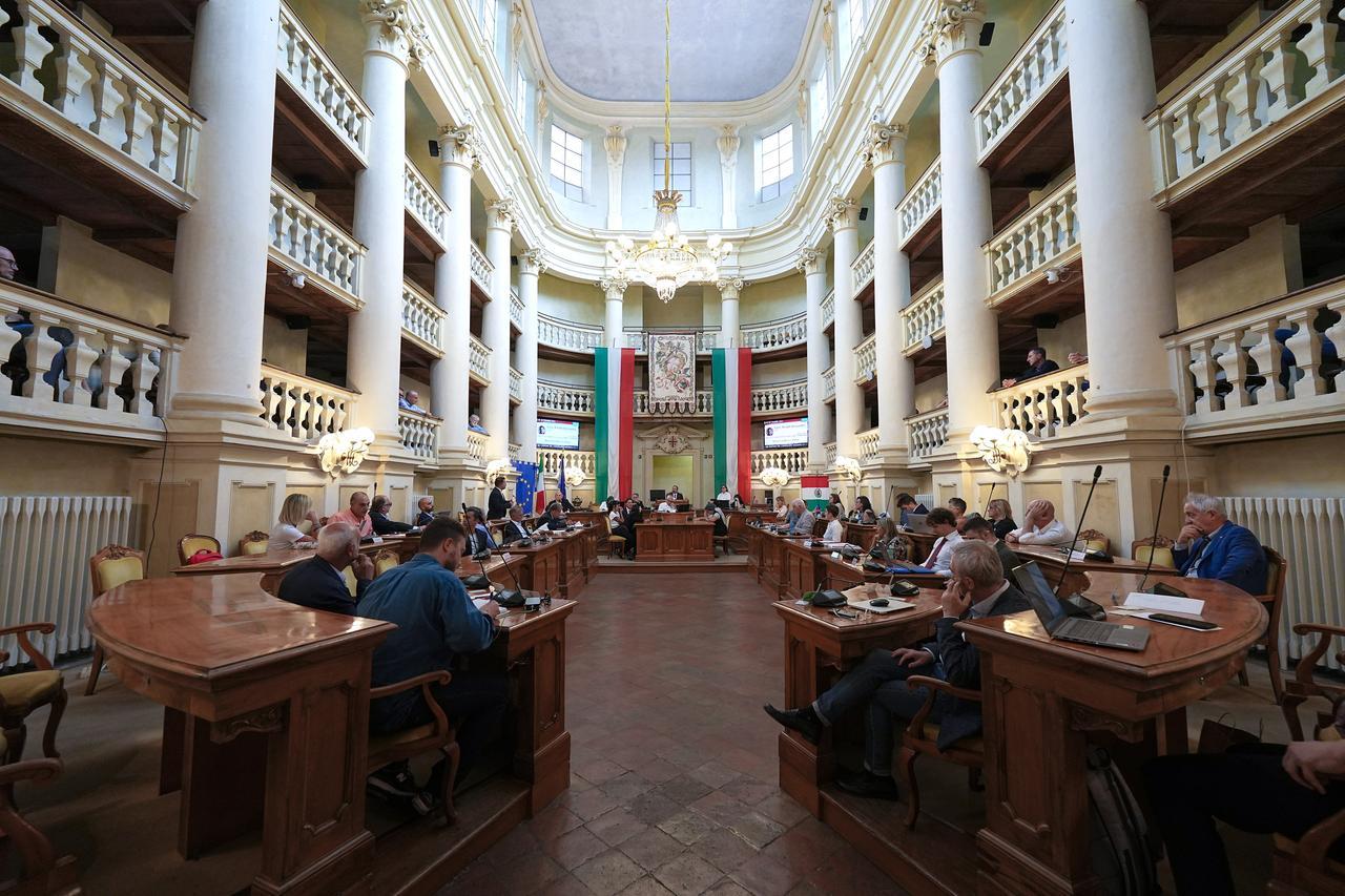 Miglioli (Avs) alla consigliera Davoli di Fratelli d’Italia: «Chiudi il becco». Scoppia il caso a Reggio Emilia, ma arrivano subito le scuse