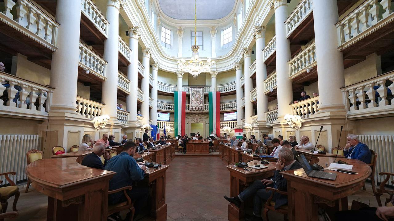 Miglioli (Avs) alla consigliera Davoli di Fratelli d’Italia: «Chiudi il becco». Scoppia il caso a Reggio Emilia, ma arrivano subito le scuse