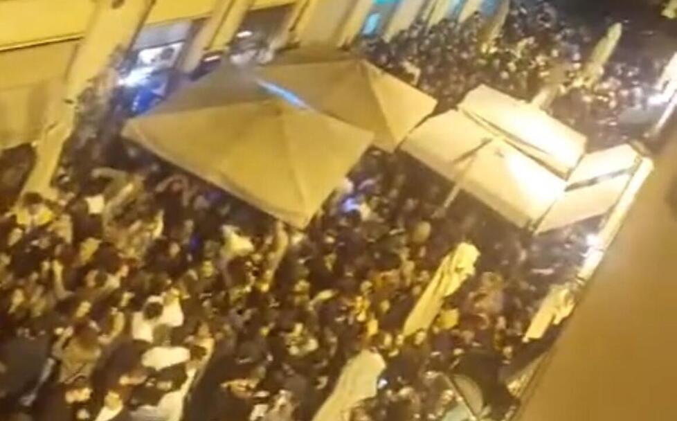 
	Via Cambini piena di gente

