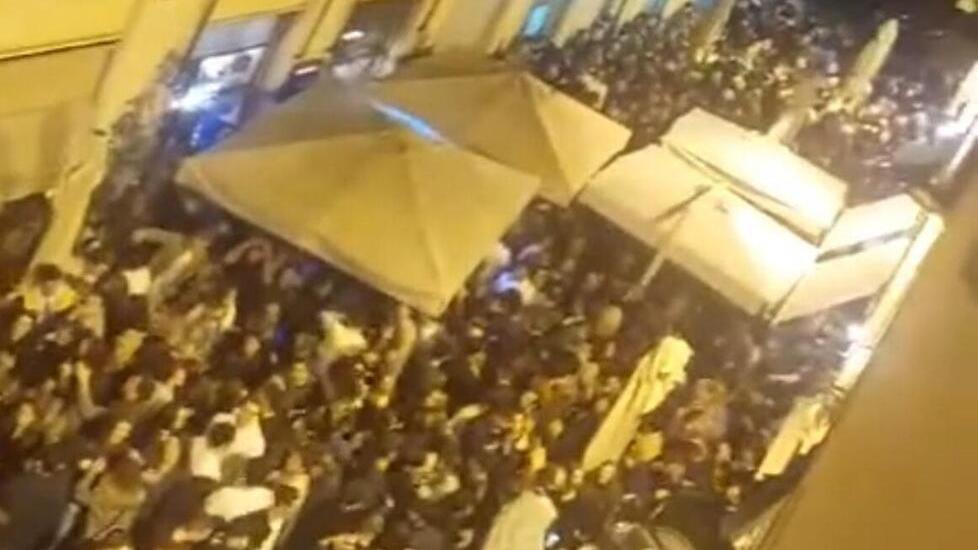 Via Cambini piena di gente