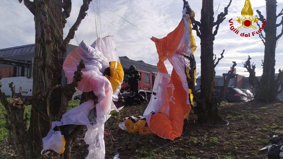 Parapendio a motore precipita nel cortile della sede di Max Mara: un ferito gravissimo