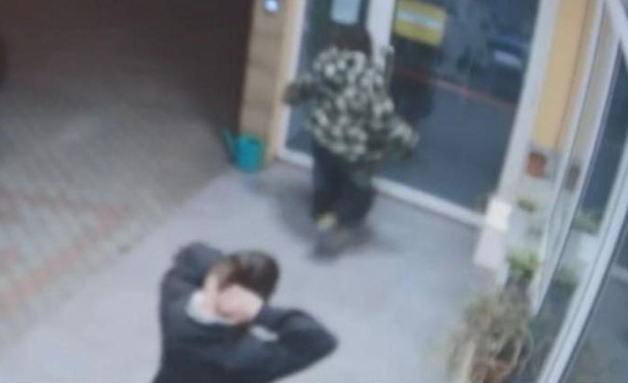 
	Un fermo immagine pubblicato sui social della violenza scatenata da una coppia all&rsquo;ingresso della clinica San Minianimal di Ponte a Egola

