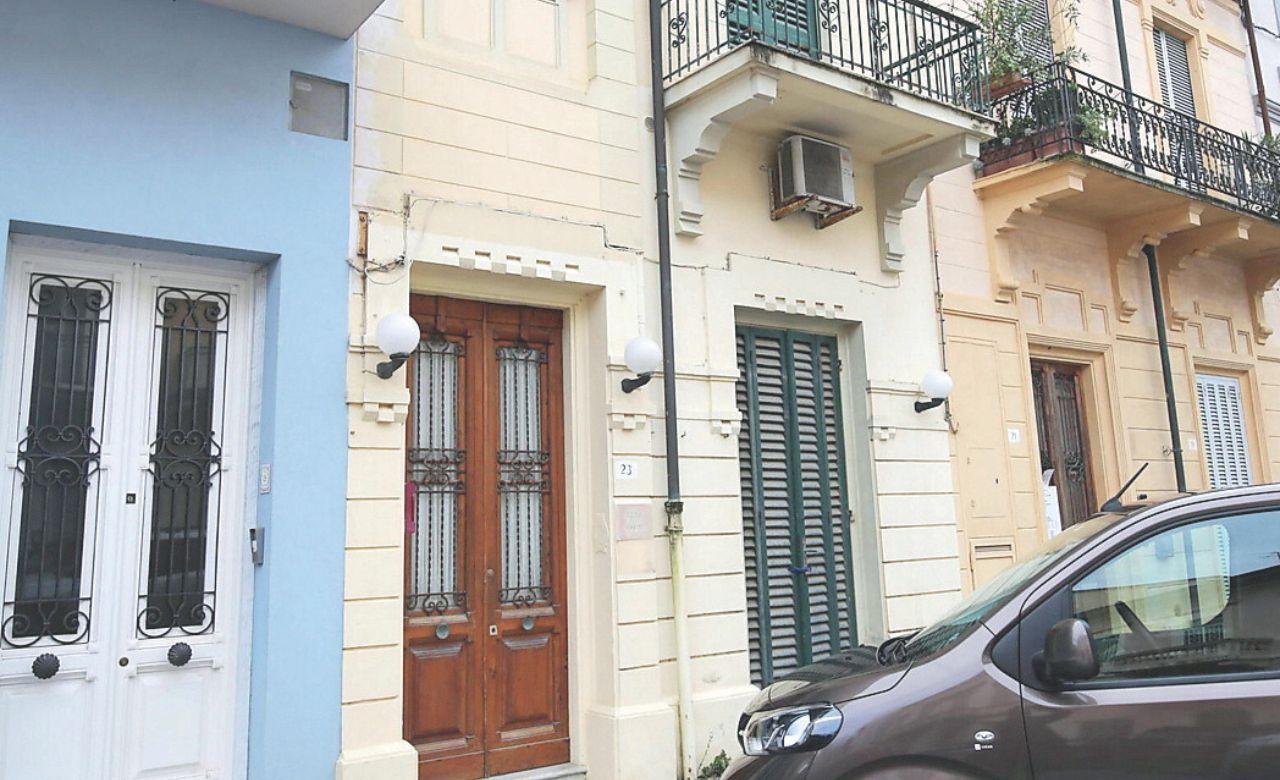 L’ingresso e la facciata dell’ex hotel Villa Amedei in via Flavio Gioia a Viareggio, a pochi passi dalla Passeggiata (foto Iacopo Giannini)