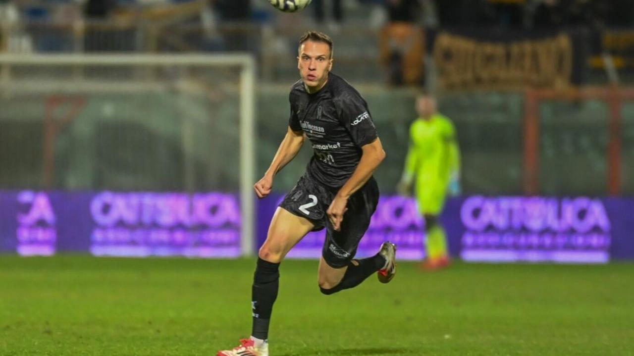 Daniel Leo con la maglia del Crotone 