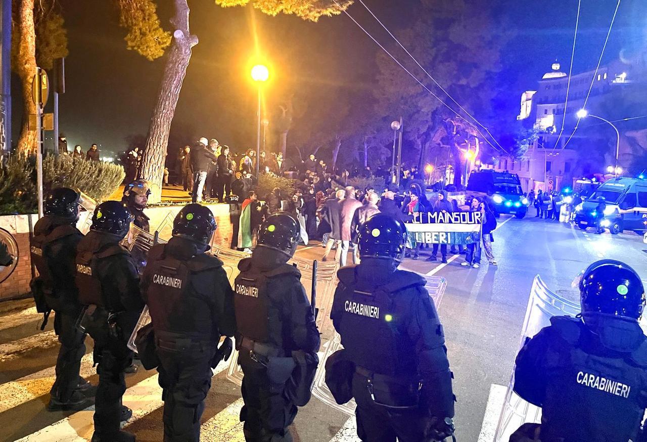 Corteo non autorizzato dalla Questura, gli studenti scendono in piazza e sfidano i poliziotti – VIDEO