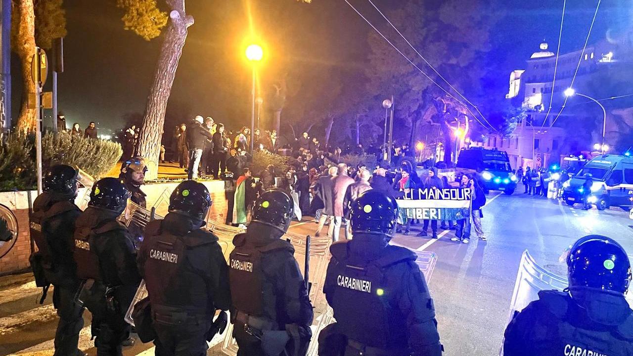 Corteo non autorizzato dalla Questura, gli studenti scendono in piazza e sfidano i poliziotti – VIDEO
