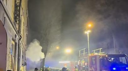 Si sposta la maschera dell’ossigeno e accende una sigaretta: muore nell’incendio col suo cane