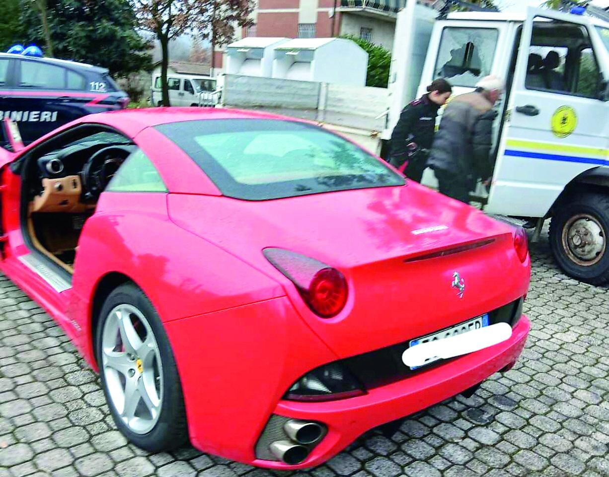 Gli rubano la Ferrari California sulla via Emilia: i carabinieri la ritrovano smontata