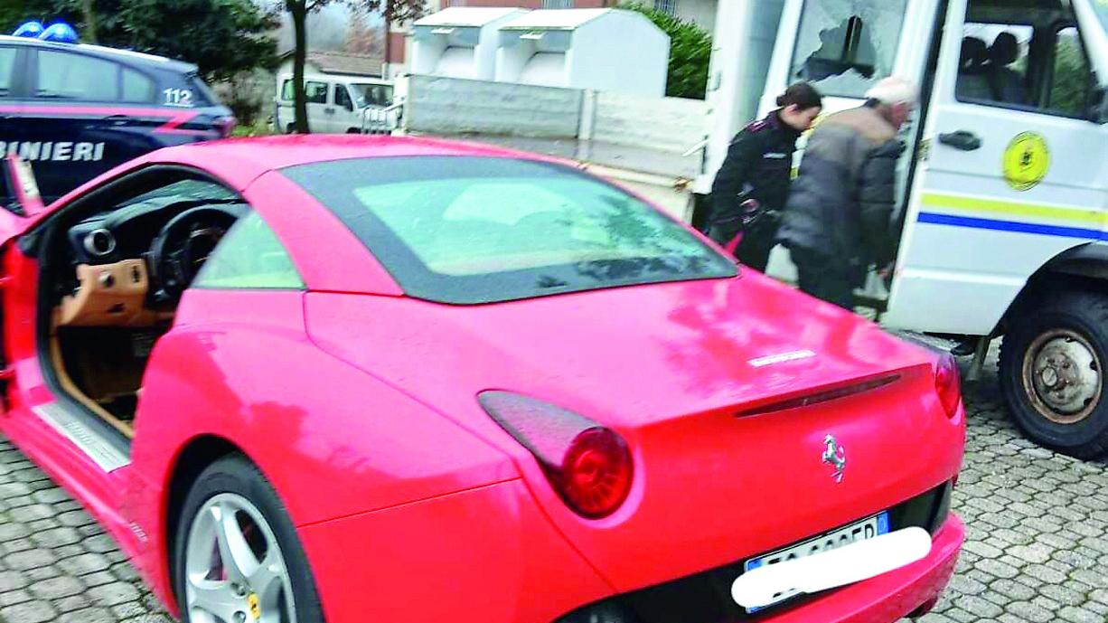 Gli rubano la Ferrari California sulla via Emilia: i carabinieri la ritrovano smontata