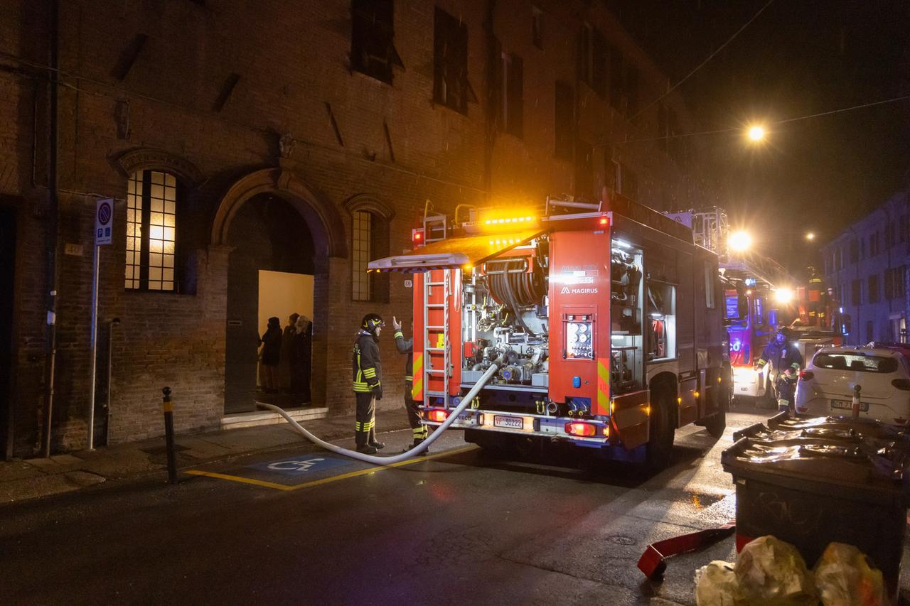 Problemi alla presa e scoppia l’incendio in centro a Ferrara: palazzo evacuato