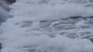 La schiuma nel fiume Secchia