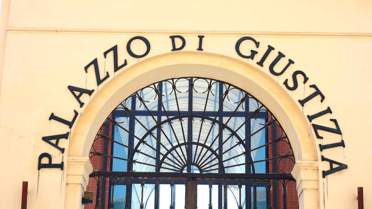 Accusato di violenza sulla cuginetta ma non si trova, ricercato fino al 2046