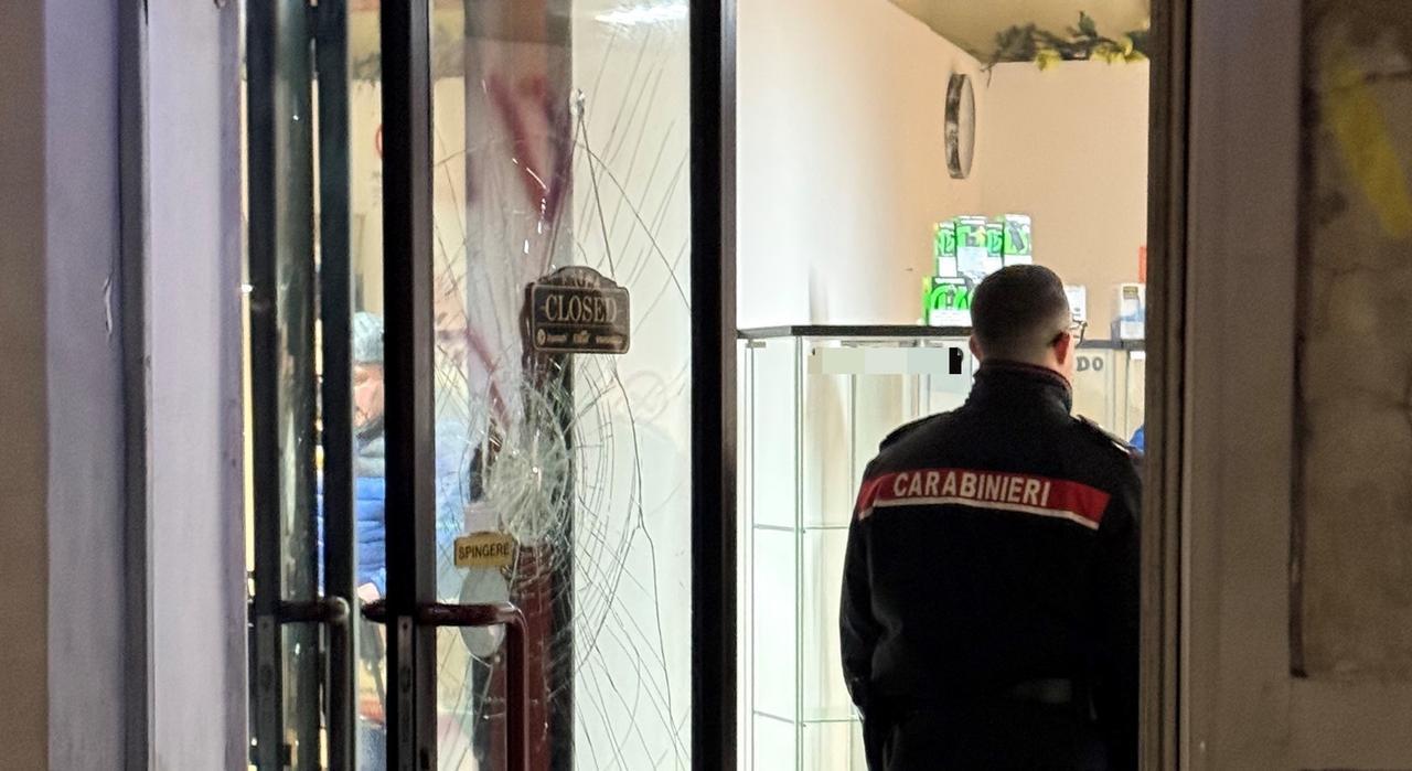 Ferrara, sasso contro la vetrina: vandali assaltano il negozio di sigarette