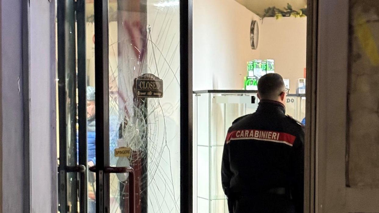 Ferrara, sasso contro la vetrina: vandali assaltano il negozio di sigarette