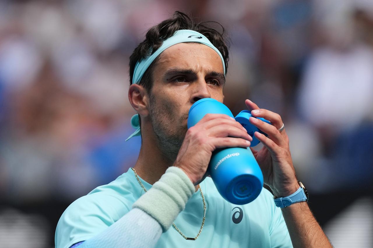 Australian Open, beffa per Musetti: avanti due set si ritira. Djokovic in semifinale