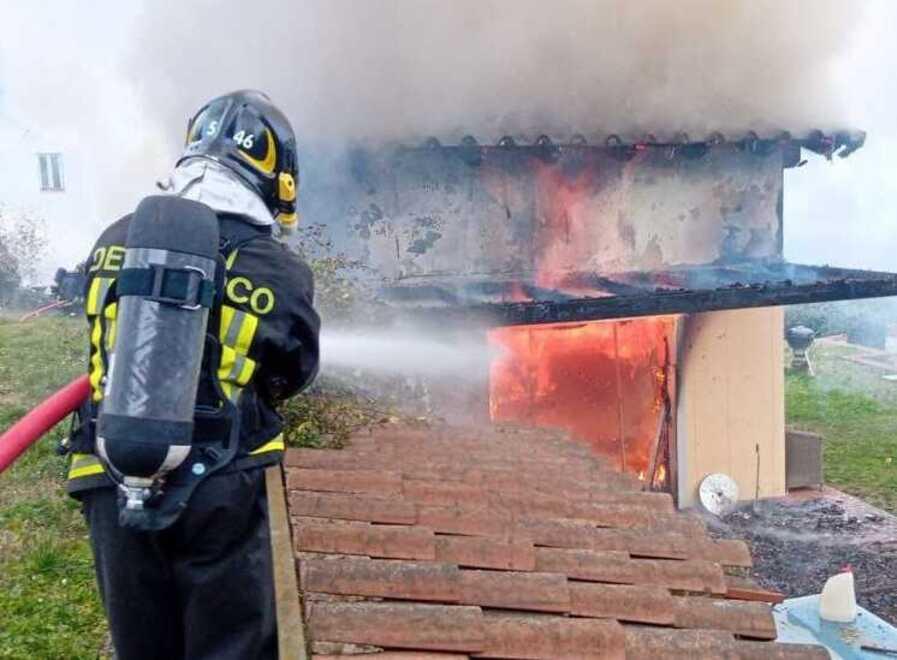 Lucca, in fiamme casa di legno