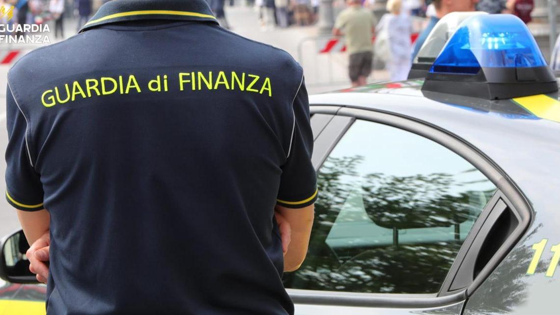 Evasione fiscale e riciclaggio: sequestrati beni e denaro per 240 mila euro a due aziende