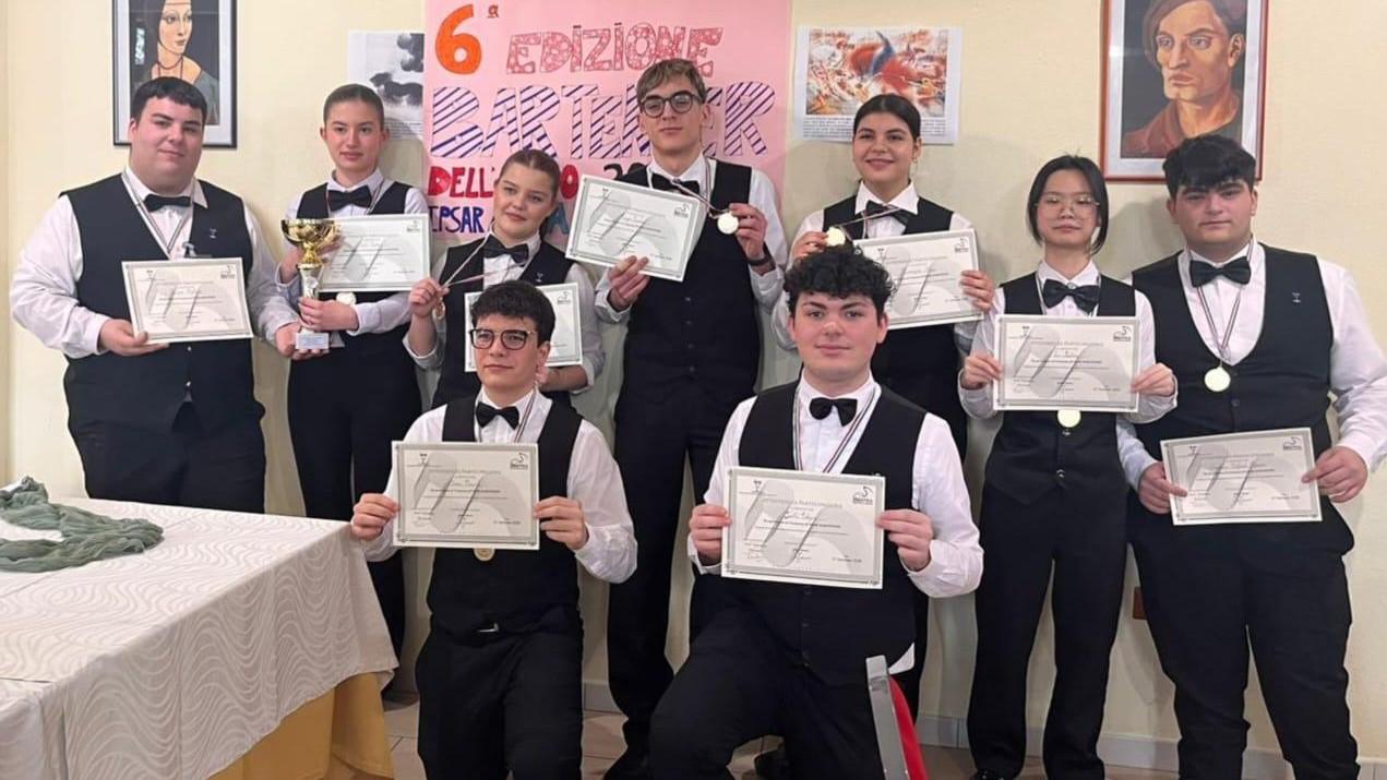 Giovani bartender alla prova fra gusto e tecnica, la gara di cocktail va in scena a scuola: ecco i vincitori