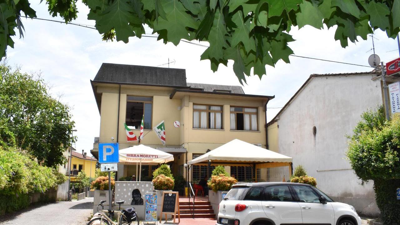 Pistoia, rapina al bar della casa del popolo di Pontelungo: baristi minacciati con un punteruolo