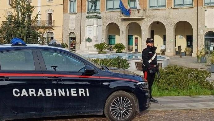 Ubriaco crea scompiglio a Codigoro. Barista costretta a scappare e residenti alle finestre