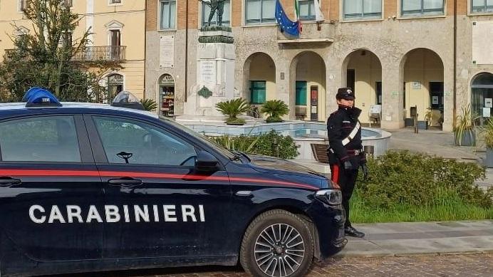 Ubriaco crea scompiglio a Codigoro. Barista costretta a scappare e residenti alle finestre