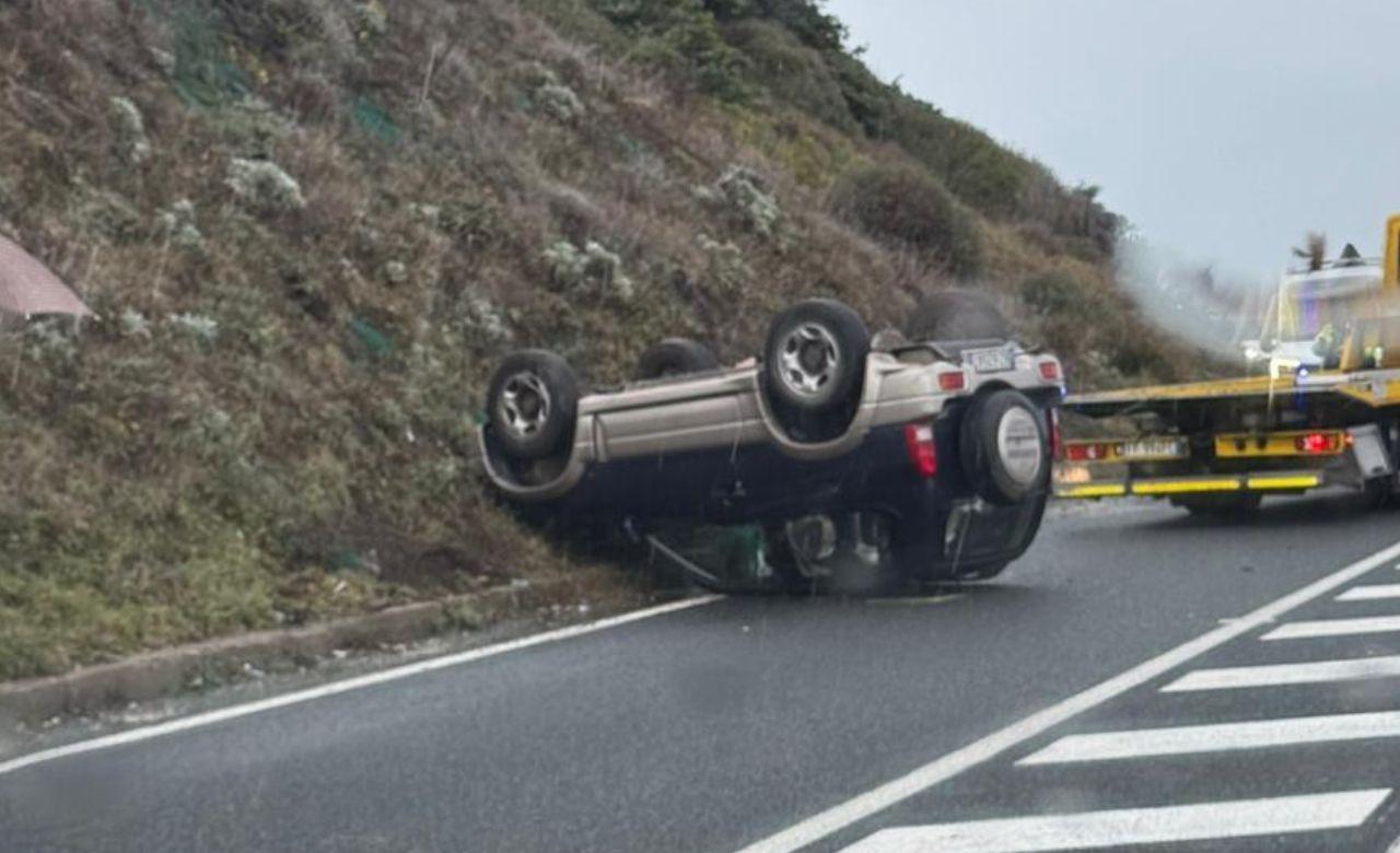 Livorno, auto ribaltata sul Romito: disagi e rallentamenti