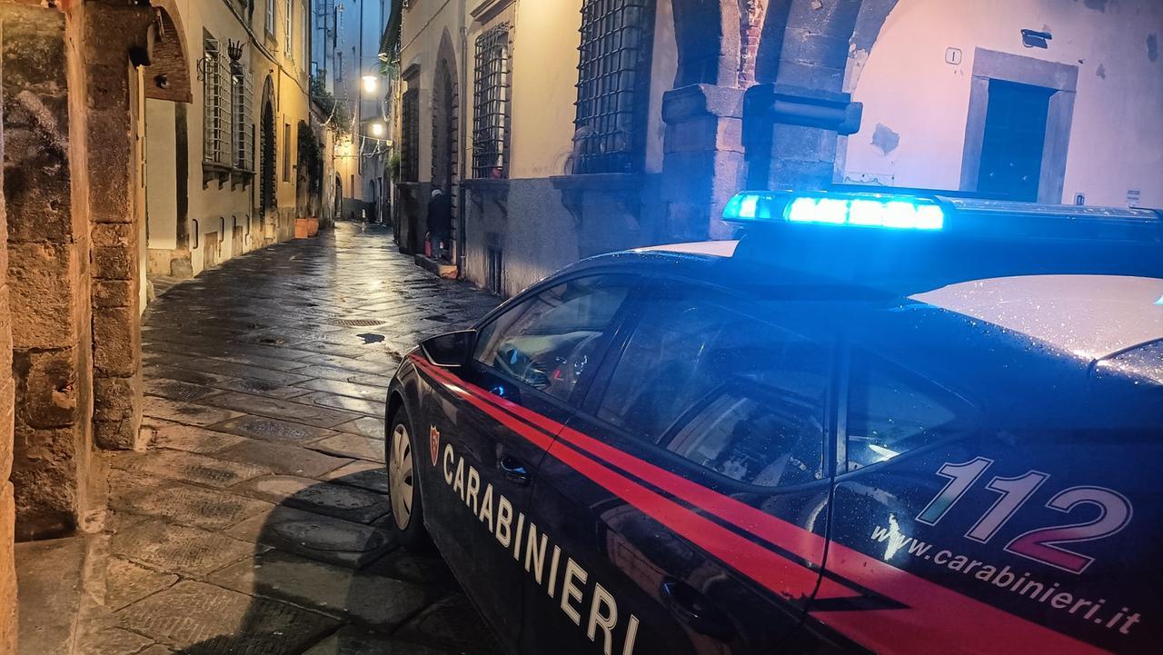 Lucca, tenta di forzare un negozio in centro storico: arrestato