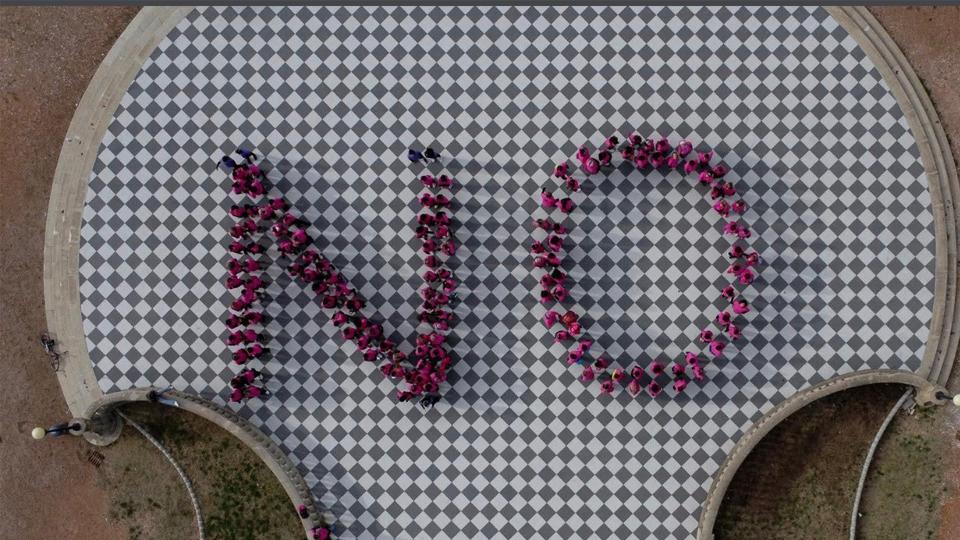 
	La suggestiva scenografia umana ripresa dall&rsquo;alto alla terrazza Mascagni di Livorno, in occasione della giornata mondiale contro la violenza alle donne



	&nbsp;

