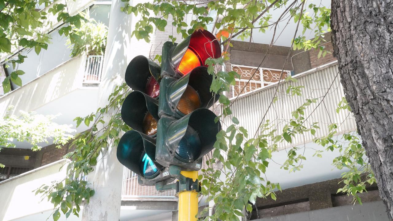 Arrivano i semafori “smart”: il rosso scatta quando si va troppo veloci