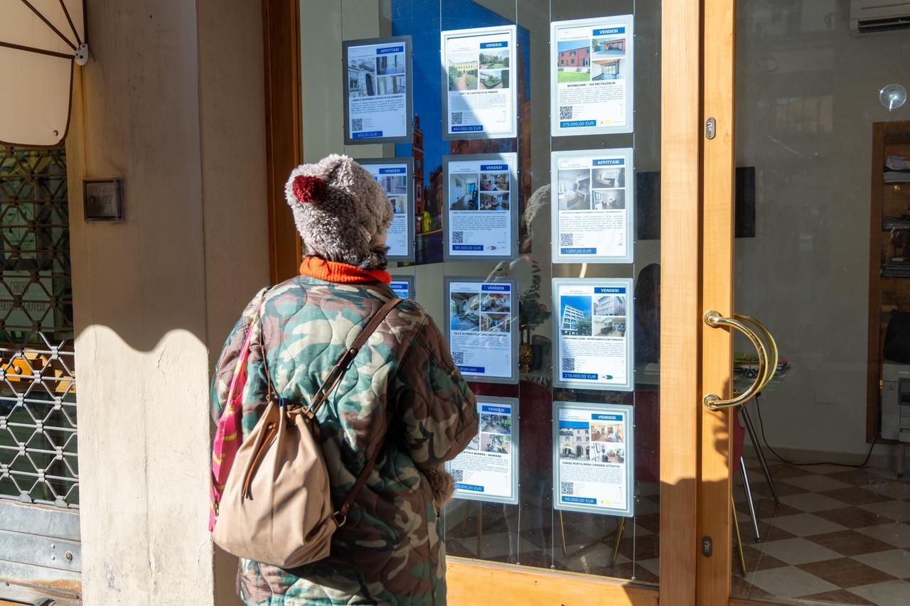 Gli sfollati del Grattacielo cercano casa in agenzia: «Prezzi alti e poche soluzioni»