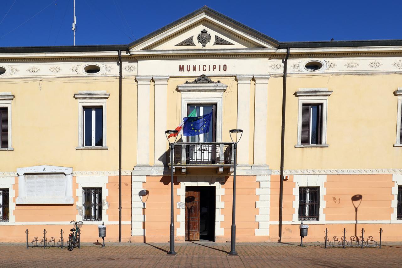 «Cos’è quella polvera bianca?». In municipio a Ostellato scatta l’allerta