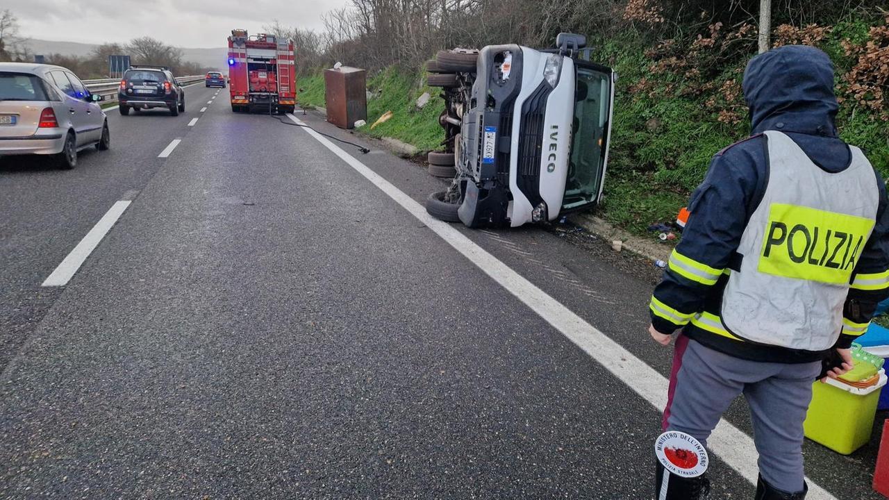 Furgoncino si ribalta sulla 131, tre persone ferite