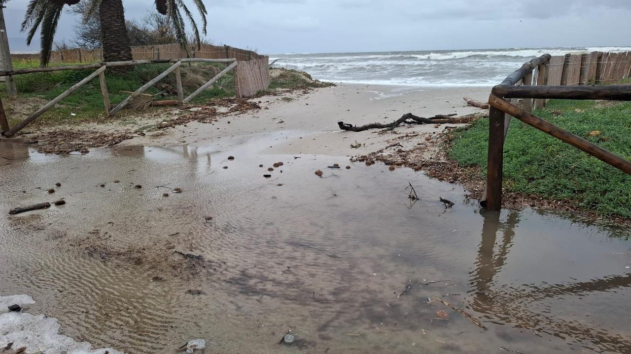 Forte mareggiata ad Alghero, chiuso al traffico viale Primo Maggio