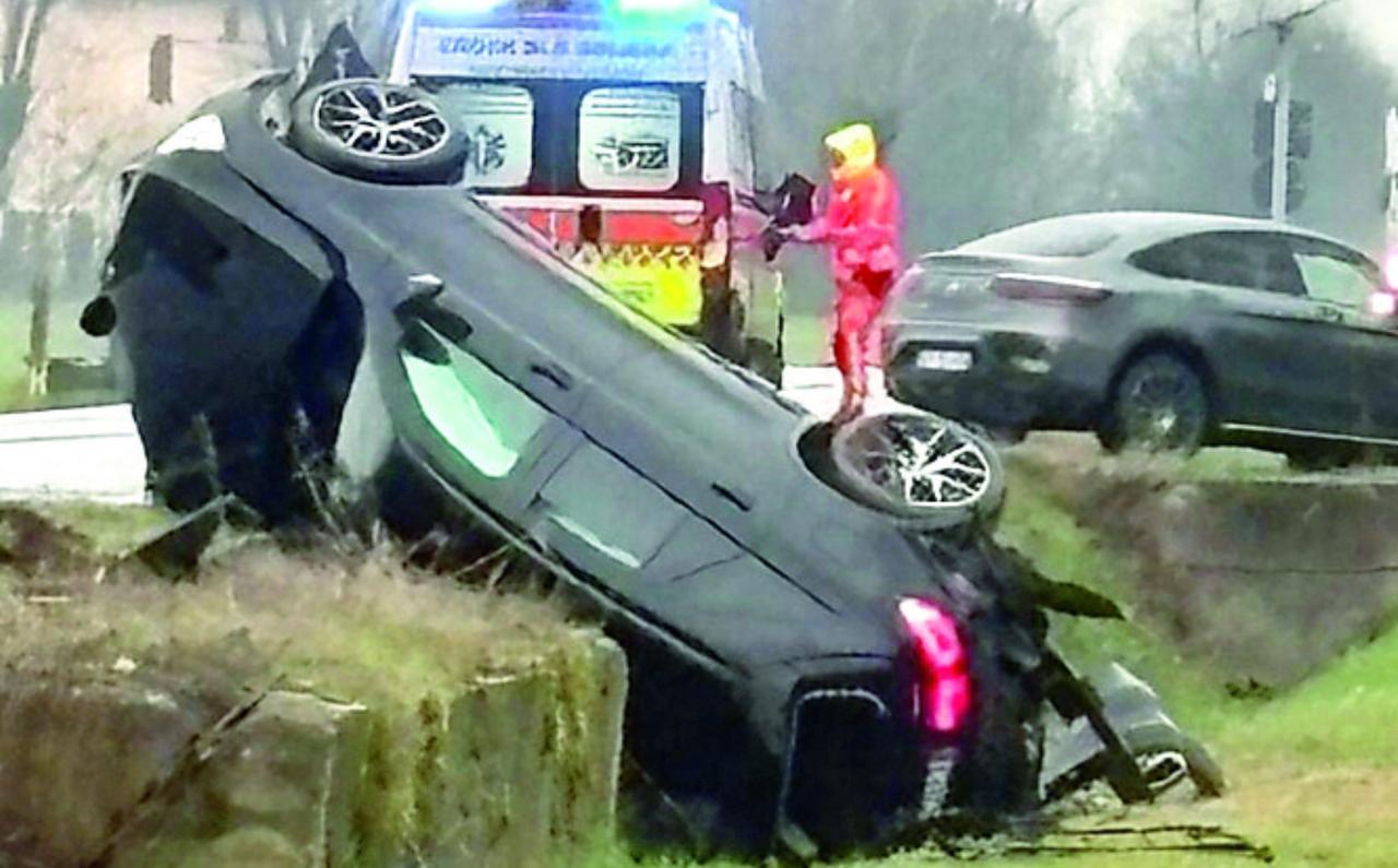 L’auto esce di strada e finisce nel fosso: paura a Cortile di Carpi