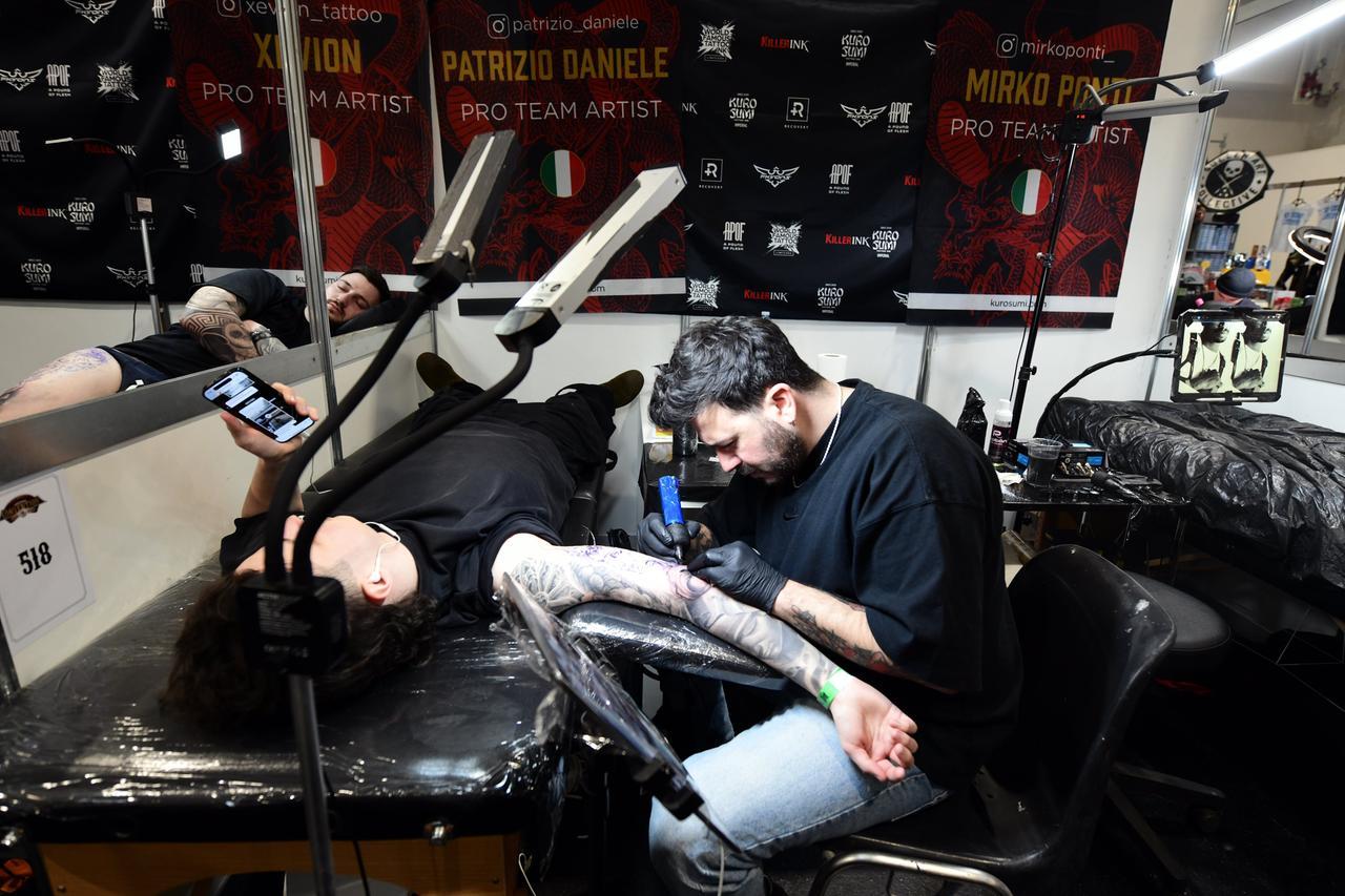 Stretta sui tatuaggi, servirà il consenso informato: ecco cosa cambia