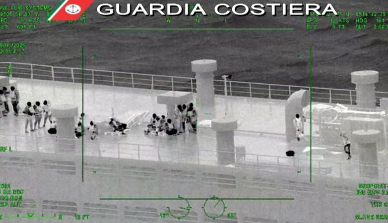 Emergenza in mare nella notte, nave con 33 persone a bordo rischia il naufragio: i soccorsi sono spettacolari – VIDEO