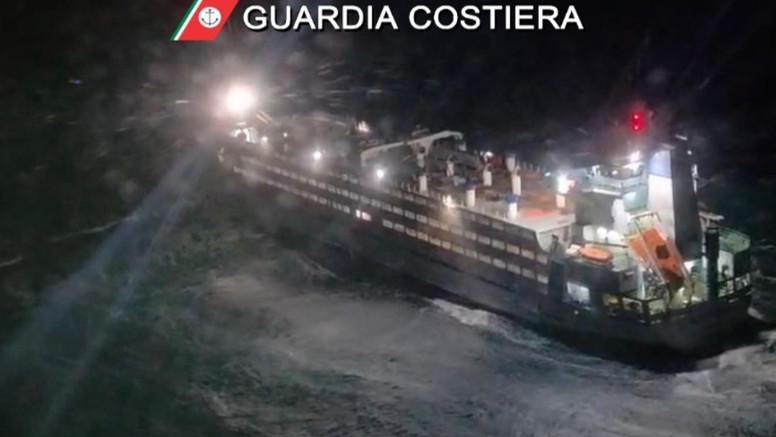 Emergenza in mare nella notte, nave con 33 persone a bordo rischia il naufragio – i soccorsi sono spettacolari