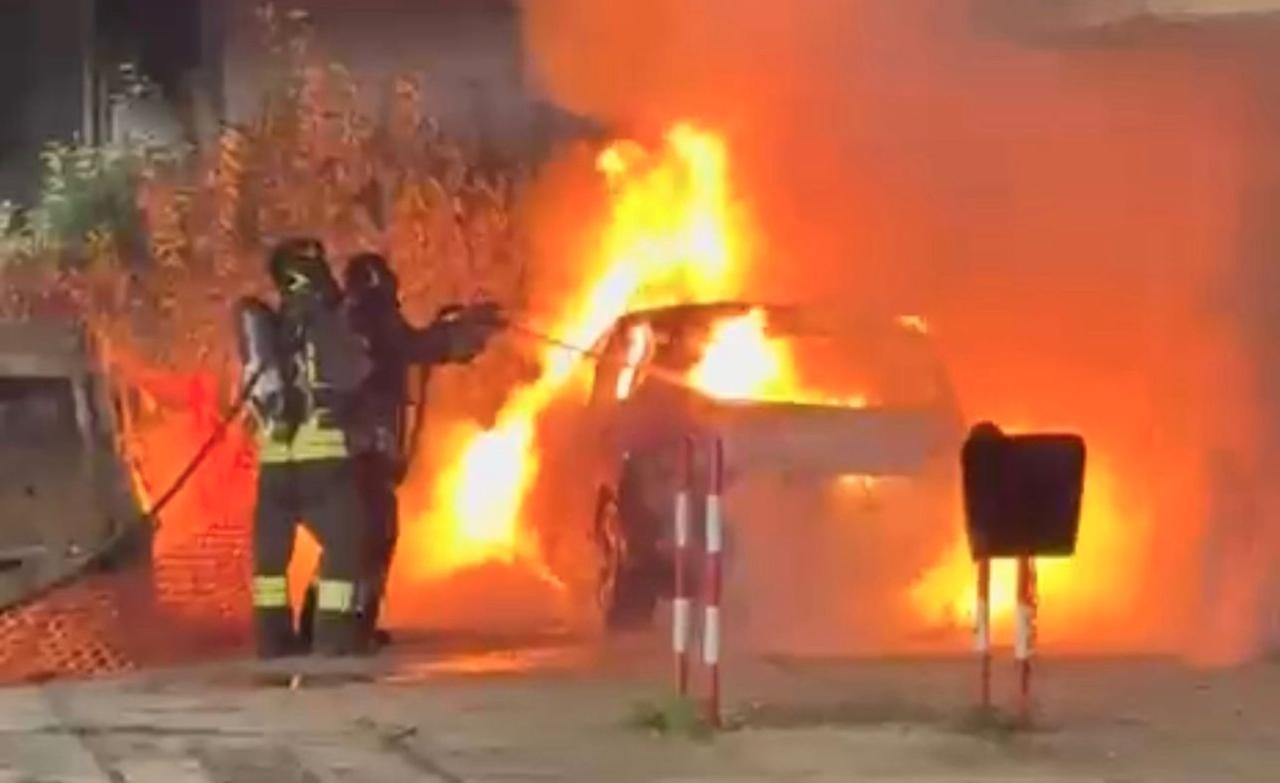 Attentato incendiario all’alba: auto distrutta dalle fiamme